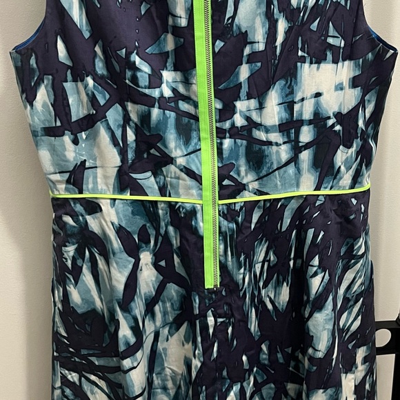 Elegant Blue and White Patterned Dress - Picture 4 of 5